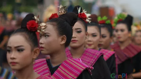 Tampil Mempesona, Mandalika Fashion Carnaval Angkat Kekuatan Kain Tenun Lombok - GenPI.co
