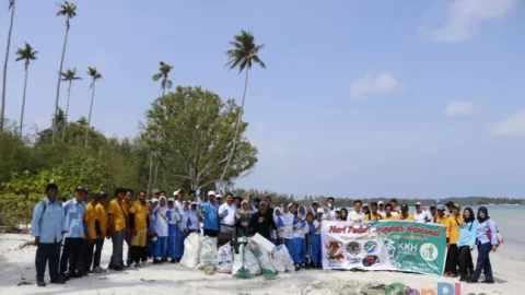 Tanam Kepedulian Sejak Dini, Para Siswa ini Bersihkan Pantai Lagoi - GenPI.co