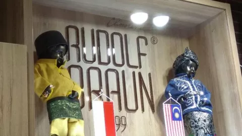 Lucunya Patung Manneken Pis di Brussels Ketika Pakai Baju Adat Palembang - GenPI.co