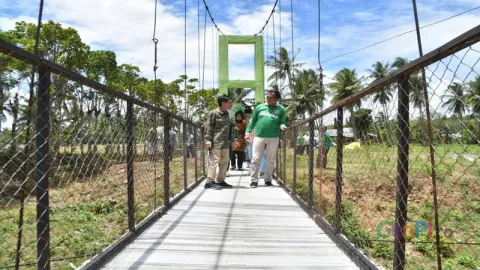 Di Antara Sawah & Bukit, Jembatan Gantung Ini Patut Dikunjungi - GenPI.co