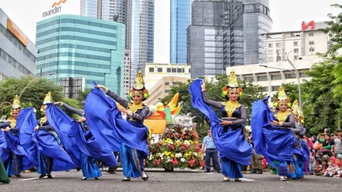 Ribuan Warga Antusias Nonton Parade Bunga Surabaya Vaganza - GenPI.co