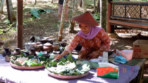 Warna-warni Jajanan Tradisional di Pasar Karetan - GenPI.co