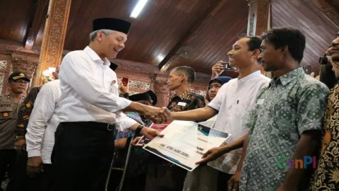 Setia Bersihkan Taman Nasional Karimunjawa, Yayasan Pitulikur Dapat Ini dari Gubernur Jateng - GenPI.co