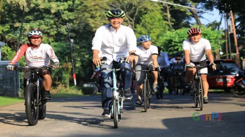 Bersepeda Bareng Komunitas Gowes, Ganjar Pranowo Datangi TPS - GenPI.co