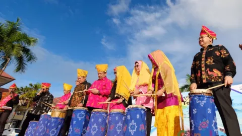 Tari Mokambu dan Pemukulan Gimba Awali Festival Teluk Tomini 2019 - GenPI.co