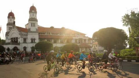 Hari Kartini, Ganjar Ajak Istri Dan Ratusan Perempuan Bersepeda - GenPI.co