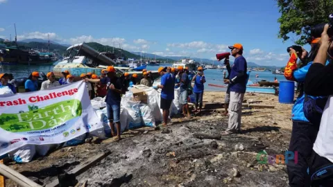 Salut, Komunitas ini Rutin Bersihkan Sampah di Labuan Bajo - GenPI.co