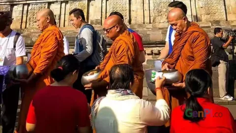 Jelang Puncak Waisak, Ratusan Biksu Laksanakan Ritual Pindapata - GenPI.co