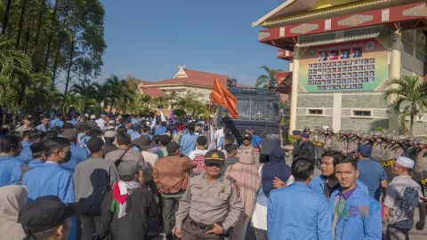 Akses Medsos Diblokir, Emak-emak dan Mahasiswa Demo DPRD Riau - GenPI.co