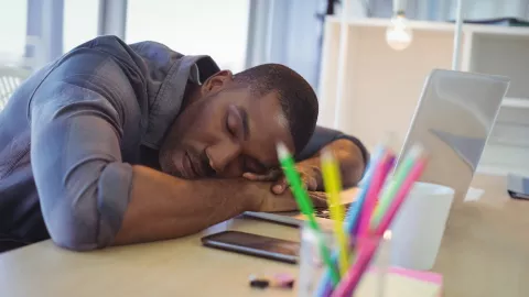 Tidur Siang Adalah Cara Efektif Meredakan Frustasi Saat Bekerja - GenPI.co