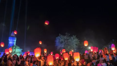 2.000 Lampion Hiasi Peringatan Waisak di Candi Muara Takus Riau - GenPI.co