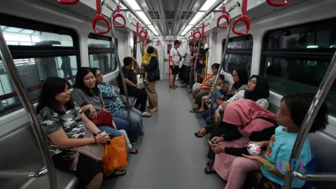 Hari Kedua Uji Coba LRT Jakarta Diserbu Warga - GenPI.co