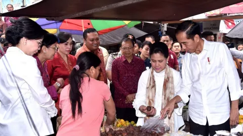 Jelang Pembukaan PKB, Presiden Jokowi Belanja di Pasar Sukawati - GenPI.co