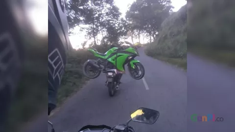 Bukan Kaleng-kaleng, Ojek di Bromo ini Kerjaannya Angkut Motor - GenPI.co