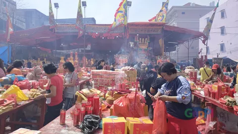 Sebanyak 50 Ribu Perantau Hadir di Ritual Bakar Tongkang - GenPI.co