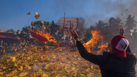 Mengintip Ritual Bakar Tongkang di Bagansiapi-api - GenPI.co