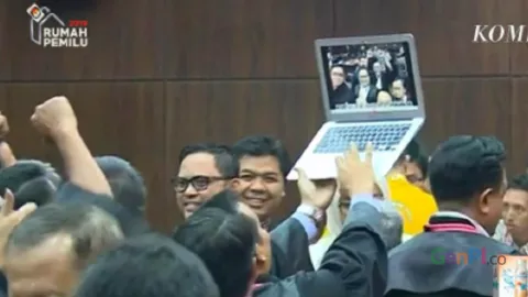 Ngakak, Kubu Prabowo dan Jokowi Wefie Pakai Laptop Usai Sidang - GenPI.co