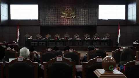 Hasil Sidang MK, Hakim Tolak Seluruh Gugatan Prabowo-Sandi - GenPI.co
