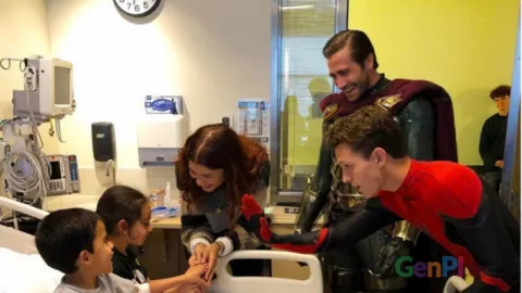 Spider-Man dan Mysterio Kejutkan Anak-anak di RS Los Angeles - GenPI.co