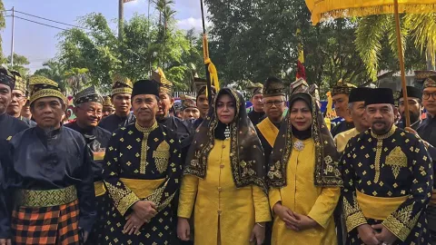 Gubernur dan Wagub Riau Terima Gelar dari Lembaga Adat Melayu - GenPI.co
