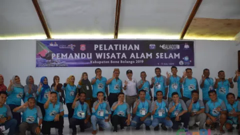 Puluhan Pemuda Dilatih Jadi Pemandu Wisata Selam - GenPI.co