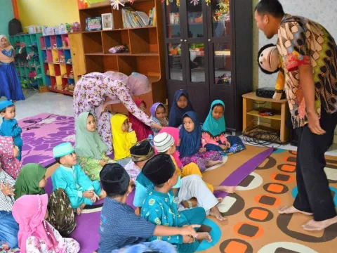 Komunitas Egrang Bikin Anak-anak Gembira - GenPI.co
