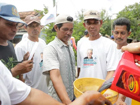 Warga Subang Bahagia, Komunitas Nelayan Pesisir Bagi Oli Gratis - GenPI.co