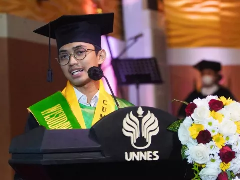 Raffi Mahasiswa Terbaik Unnes, Dirawat Kakek, Biayai Kuliah Sendiri - GenPI.co
