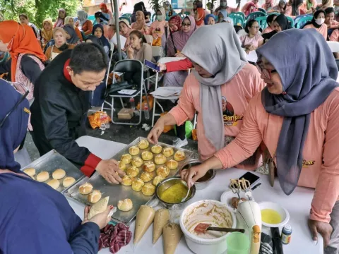 Gelar Pelatihan Pembuatan Roti Boy, Mak Ganjar Rangkul Komunitas Pedagang - GenPI.co