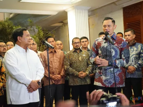 Momen Prabowo Sambut AHY di Rumah Kertanegara - GenPI.co