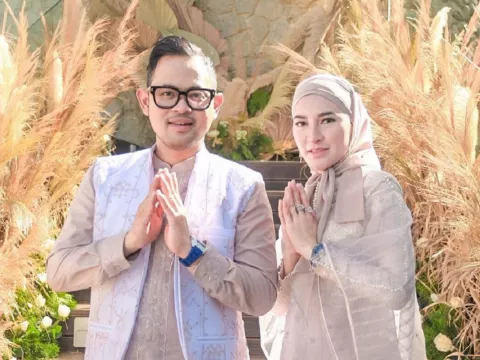 Juragan 99 Rayakan 10 Tahun Pernikahan, Penuh Haru - GenPI.co JATIM