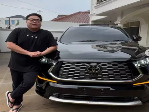 Edan! Baru Keluar Dealer, Crazy Rich Surabaya Lelang Innova Zenix Hybrid - GenPI.co JATIM
