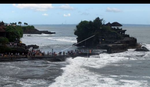 Wisatawan Banyak Datang ke Bali, Tanah Lot Tabanan Malah Dibatasi - GenPI.co BALI