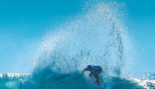 Media Asing Geger! Surfer Bali 'Kuasai' Lautan Lewati 25 Orang - GenPI.co BALI