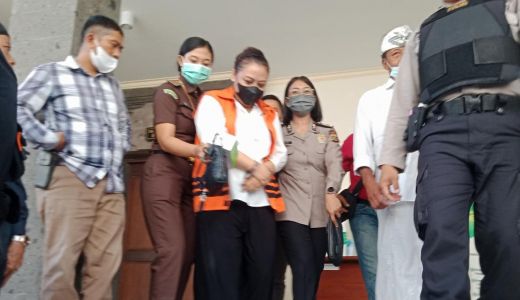 Jalani Sidang Korupsi Tanpa Didukung PDIP, Kata Eka Wiryastuti? - GenPI.co BALI