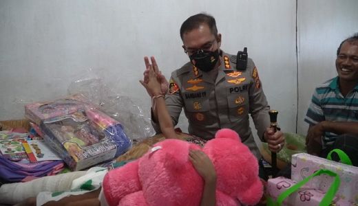 Kapolresta Denpasar Sapa Bocah Korban Penganiayaan, Penuh Haru - GenPI.co BALI