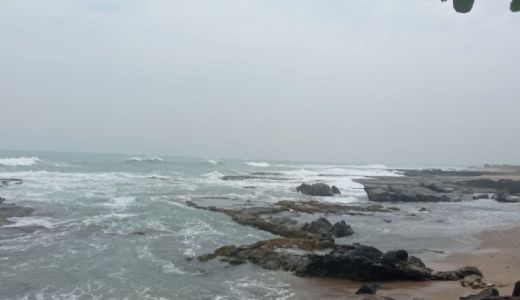 Gelombang Tinggi! Wisatawan Dilarang Berenang di 9 Pantai Ini - GenPI.co BANTEN