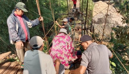 Jembatan di Kecamatan Takokak Cianjur Rusak Parah, Warga Mengeluh - GenPI.co JABAR