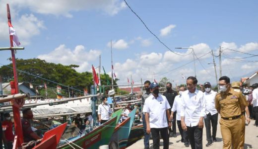 Solar Langka, Nelayan Cirebon Curhat ke Ridwan Kamil dan Jokowi - GenPI.co JABAR