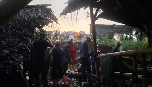 2 Pengunjung Tewas Tertimpa Reruntuhan Saat Makan di RM Saung 3 - GenPI.co JABAR