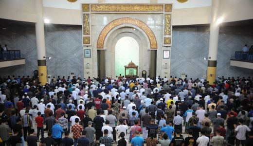 Bikin Haru, Jemaah Masjid Raya Bandung Gelar Salat Gaib Bagi Eril - GenPI.co JABAR