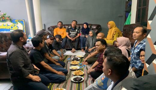 Komisaris Persib Bandung Temui Keluarga Almarhum Sofian Yusuf - GenPI.co JABAR