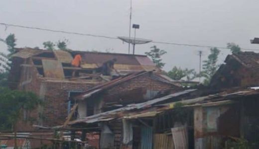 Diterjang Angin Puting Beliung, Atap Rumah di Temanggung Rusak - GenPI.co JATENG