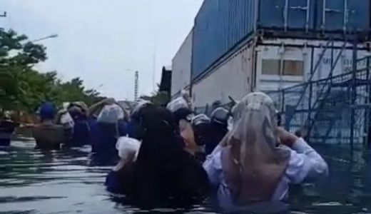 Banjir Rob Semarang Setinggi Dada Orang Dewasa, Buruh Mengungsi - GenPI.co JATENG