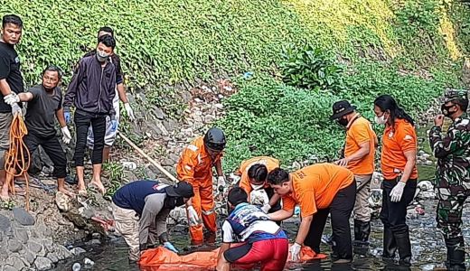 Heboh! Mayat Pria Ditemukan Mengapung di Sungai Depan Perpusda Jateng - GenPI.co JATENG