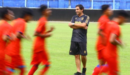 Kompetisi Mundur Sebulan, Arema FC Bisa Pusing Tujuh Keliling - GenPI.co JATIM