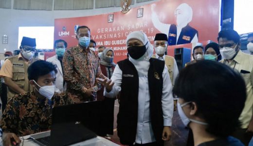 Nakes Malang Pertama Disuntik Vaksinasi Tahap Tiga - GenPI.co JATIM