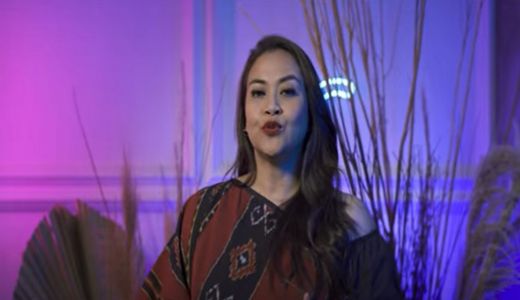 Zoya Amirin Bagi Tips Titik Nikmat Wanita, Kelepekan Bukan Main - GenPI.co JATIM