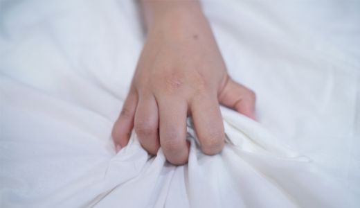Rahasia Pria Puaskan Pasangan Tanpa Rasa Sakit di Ranjang - GenPI.co JATIM