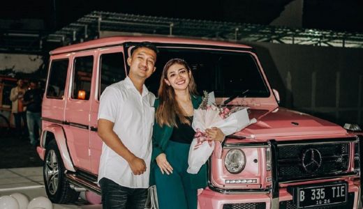 Crazy Rich Surabaya Beri Kado Mobil Mewah, Warnanya Bikin Greget - GenPI.co JATIM